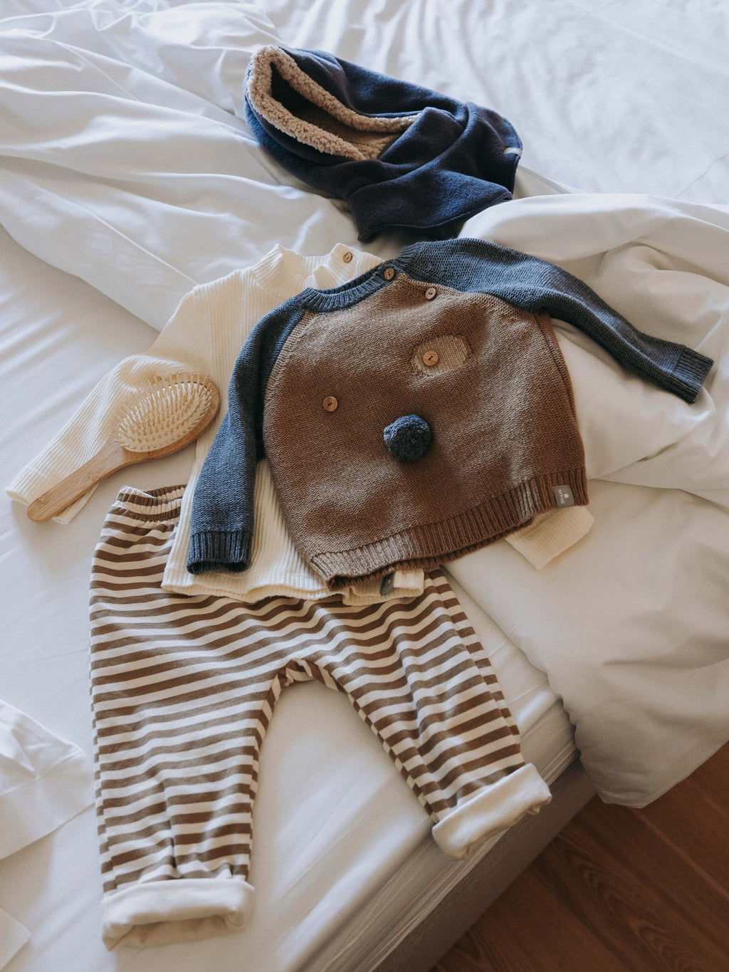 Camisola tricotada com detalhes em relev