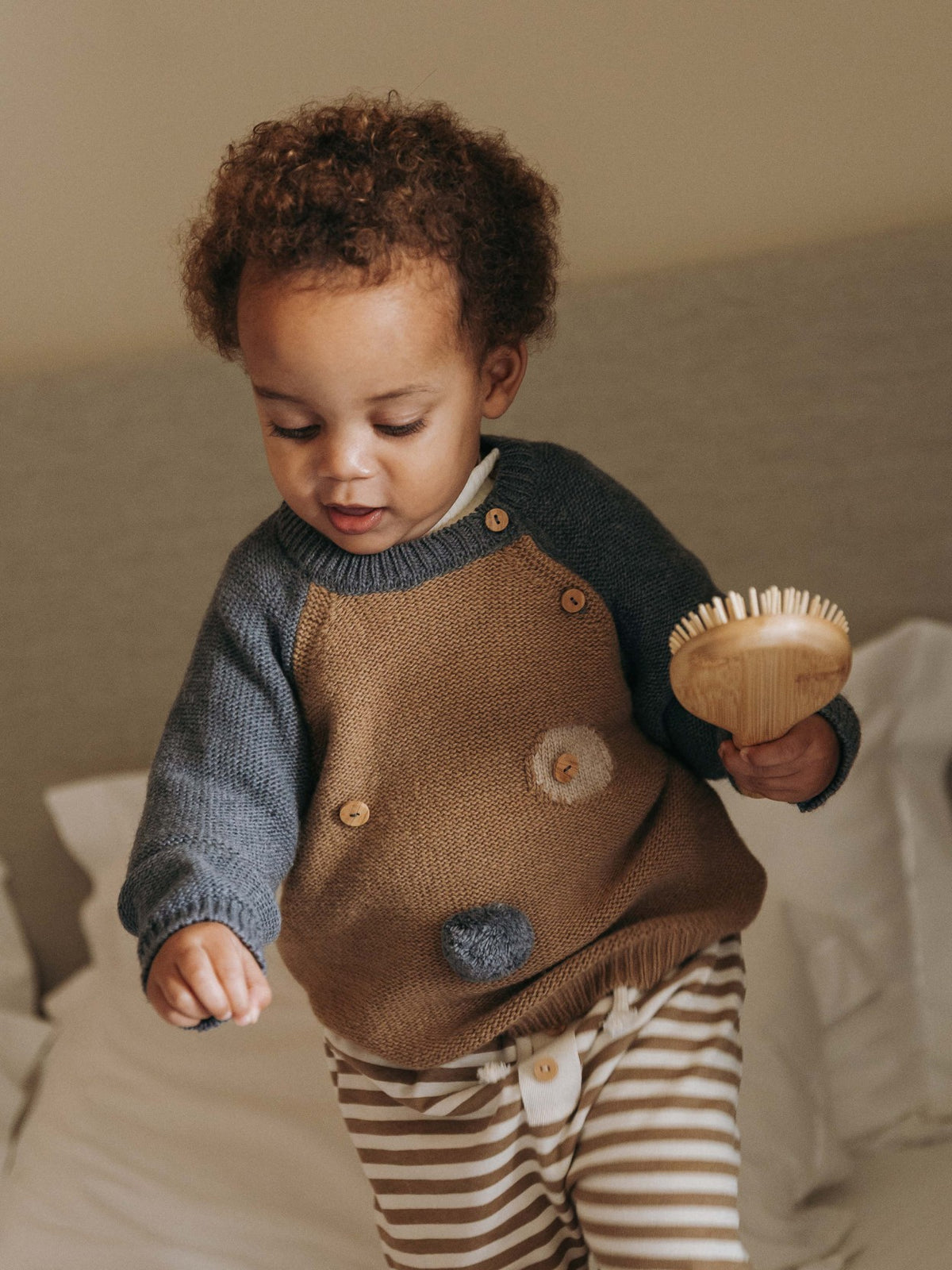 Camisola tricotada com detalhes em relev