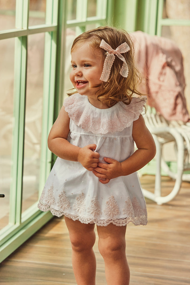 Vestido de bebé com calcinha de renda