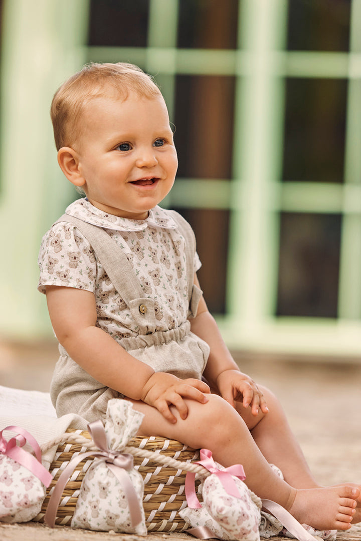 Jardineira em linho com camisa estampada com coala