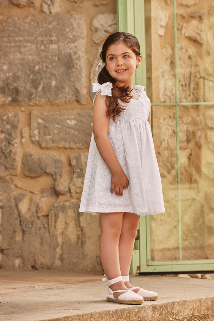 VESTIDO COM CINTURA CORTADA, RENDA E 2 TIGELAS