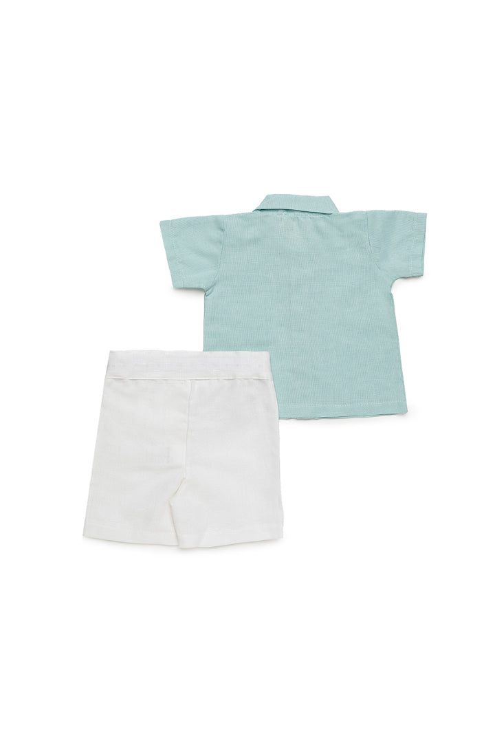 Conjunto de camisa e calções de manga curta para menino