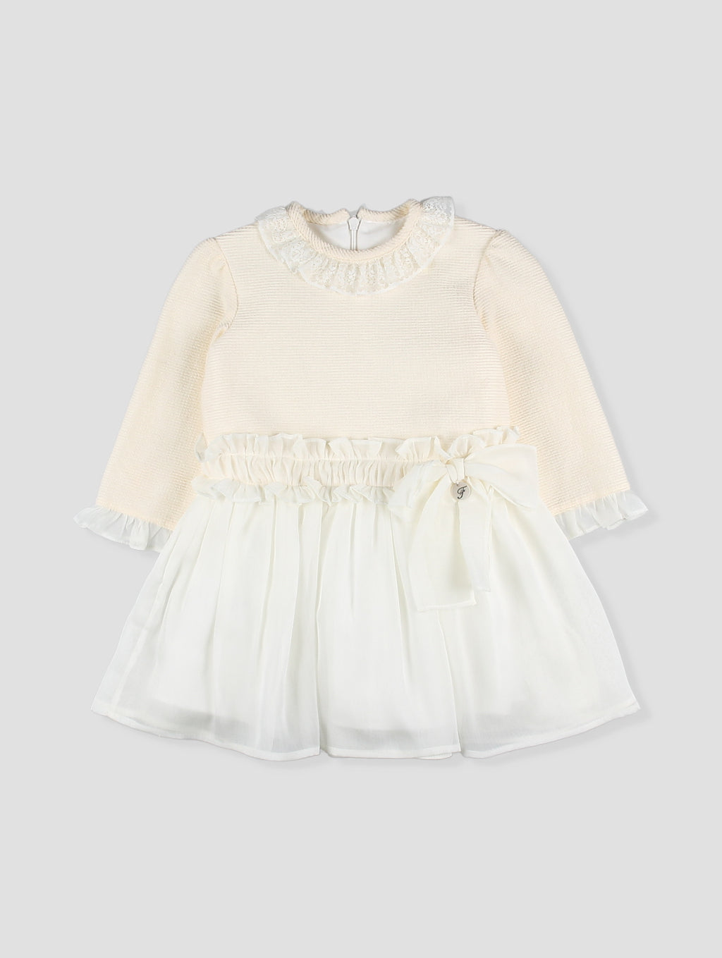 Vestido em Tom Cru com Laço e Folhos
