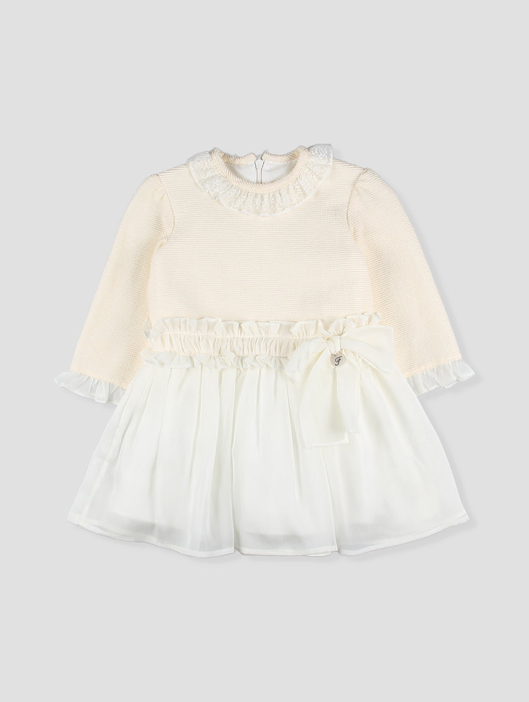 Vestido em Tom Cru com Laço e Folhos