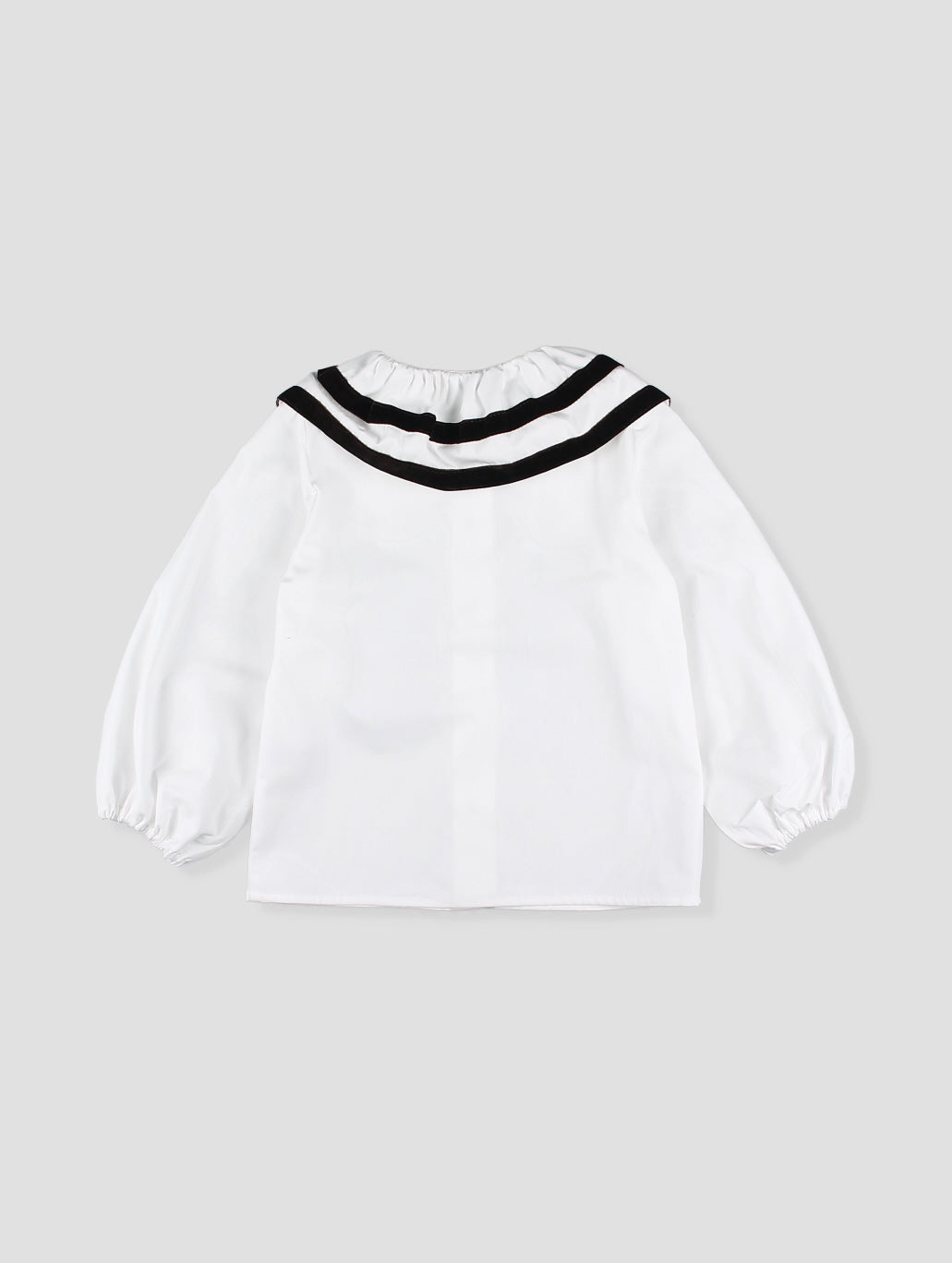 Blusa Branca com Gola de Folho em Contraste