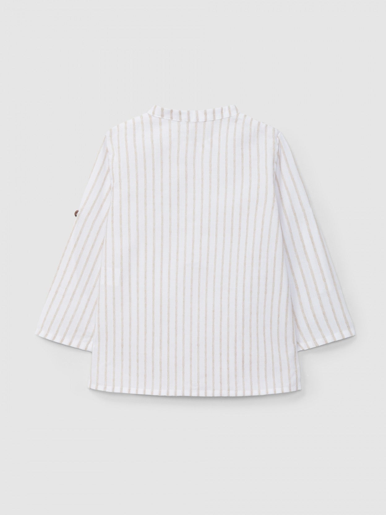 Camisa com gola mandarim e riscas em relevo